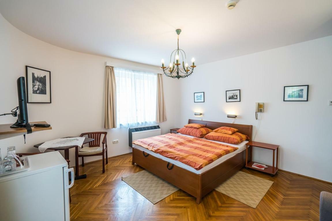 Szent Kristof Panzio Hotel Ostrzyhom Zewnętrze zdjęcie